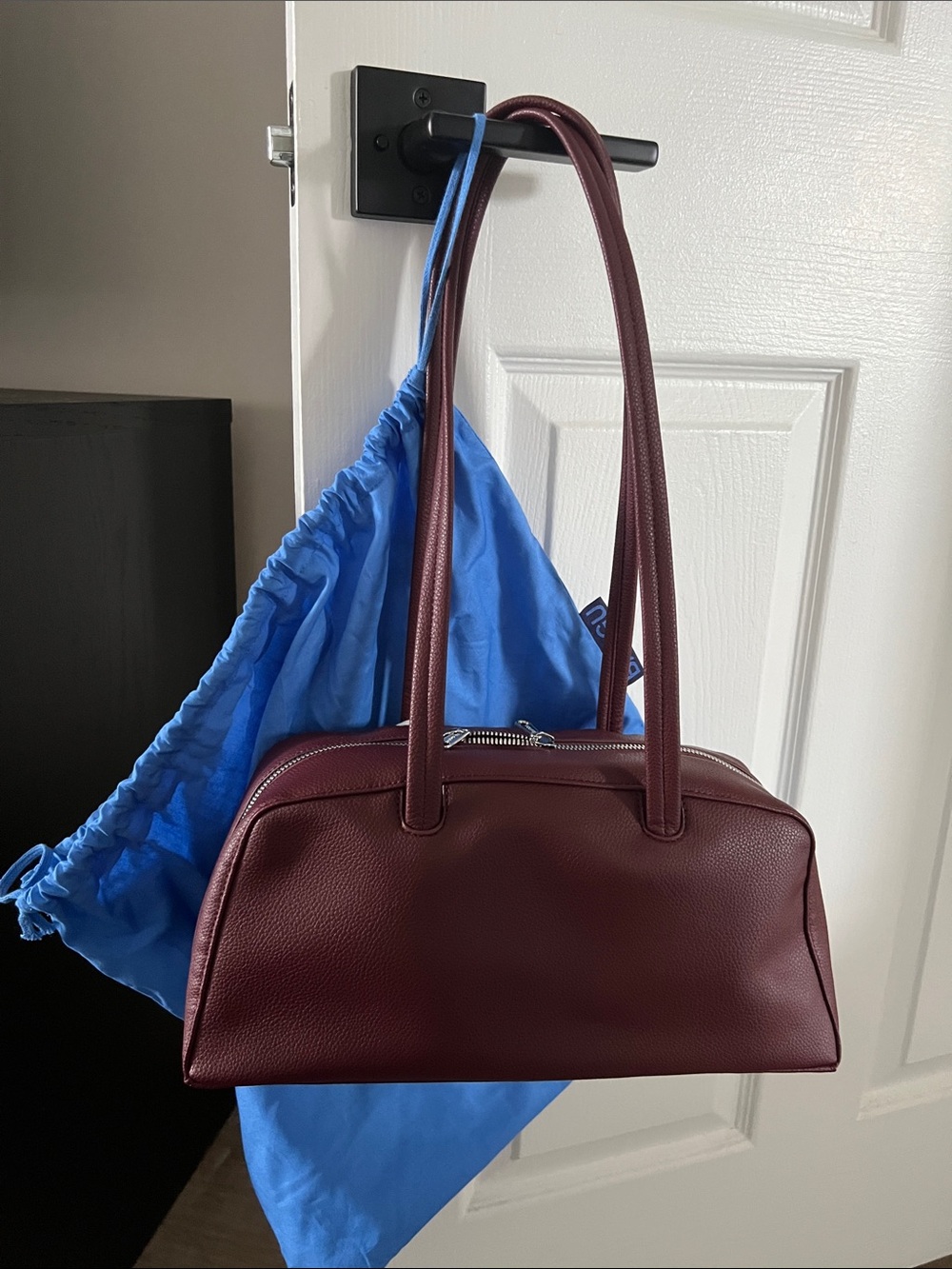 BAGGU Mahogany Recycled Leather Shoulder Tote with Branded Tag - Picture 3 of 3